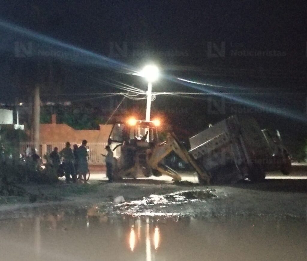 Cae camión de la basura en un socavón en Juan José Ríos, Sinaloa