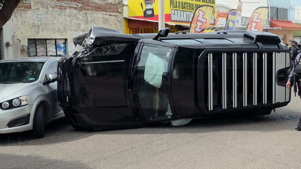 Se registra persecución en el sector centro de Culiacán; hay una camioneta volcada y un detenido