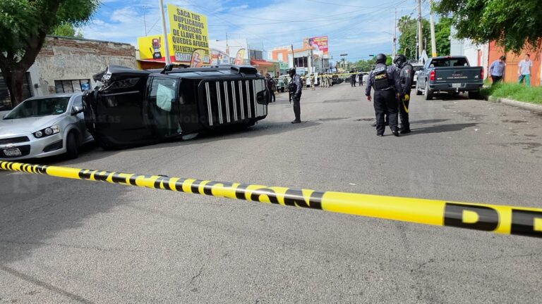 Se registra persecución en el sector centro de Culiacán; hay una camioneta volcada y un detenido