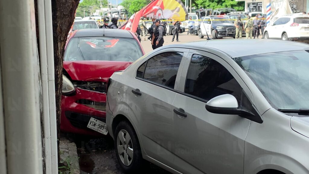 Se registra persecución en el sector centro de Culiacán; hay una camioneta volcada y un detenido