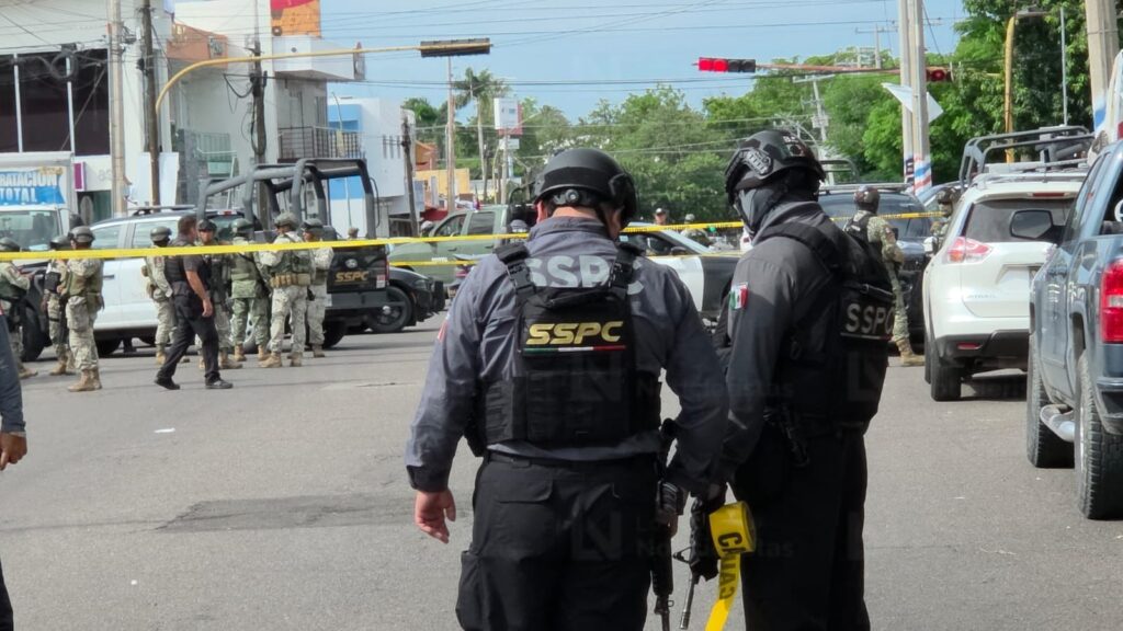 Se registra persecución en el sector centro de Culiacán; hay una camioneta volcada y un detenido