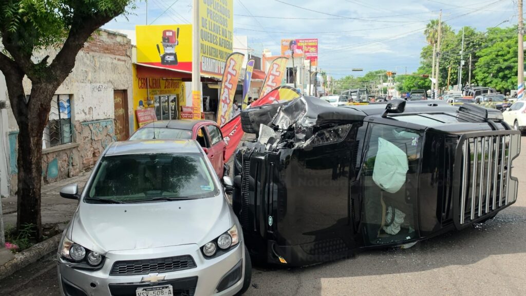 Se registra persecución en el sector centro de Culiacán; hay una camioneta volcada y un detenido