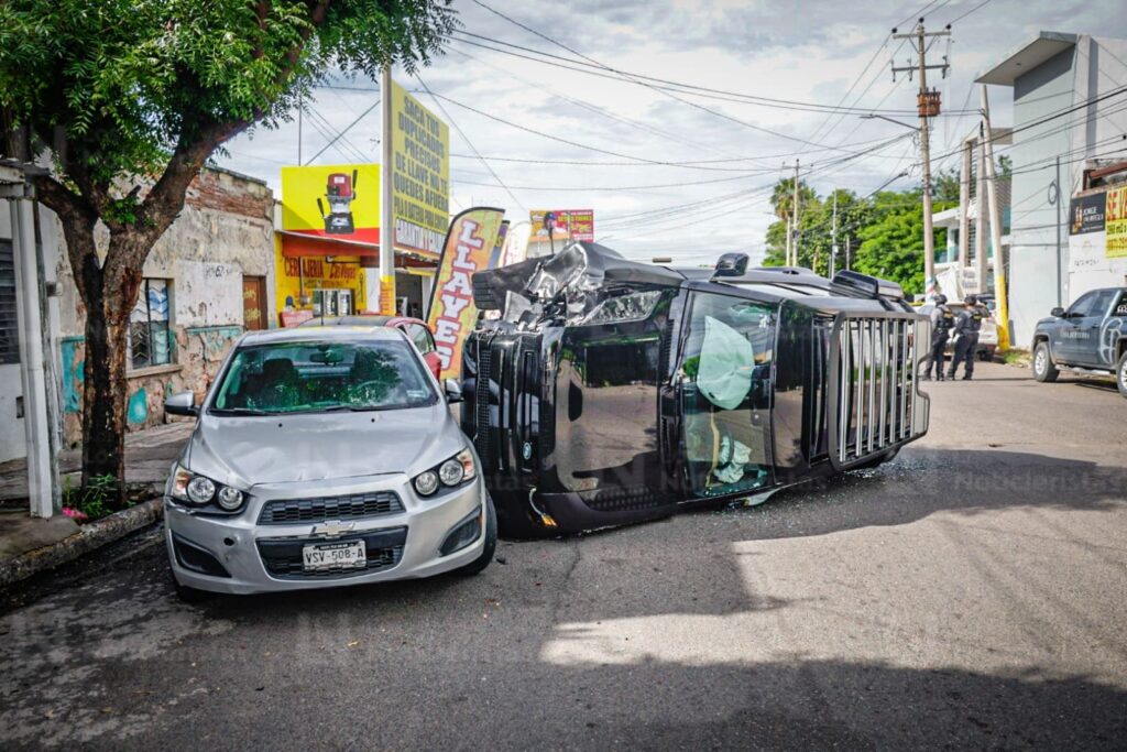Se registra persecución en el sector centro de Culiacán; hay una camioneta volcada y un detenido