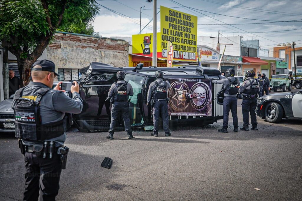 Se registra persecución en el sector centro de Culiacán; hay una camioneta volcada y un detenido