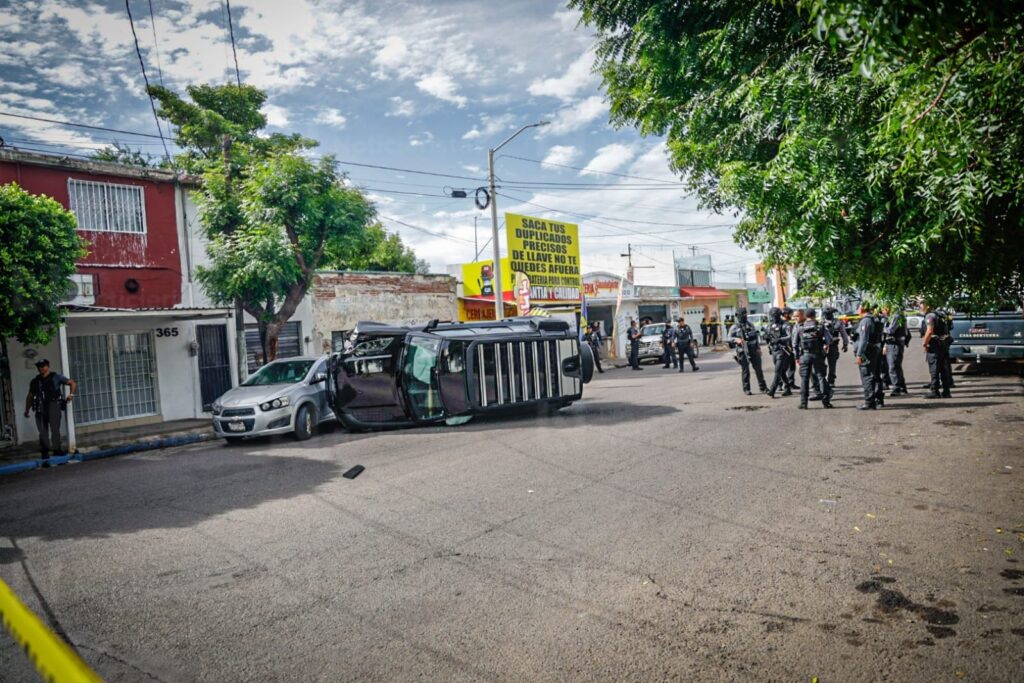 Se registra persecución en el sector centro de Culiacán; hay una camioneta volcada y un detenido
