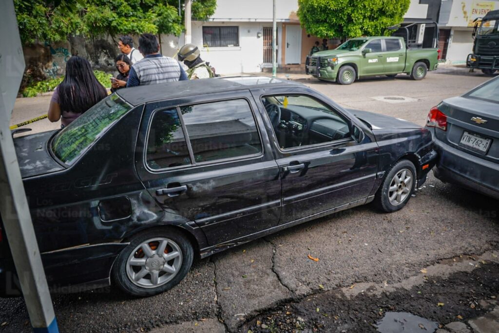 Se registra persecución en el sector centro de Culiacán; hay una camioneta volcada y un detenido