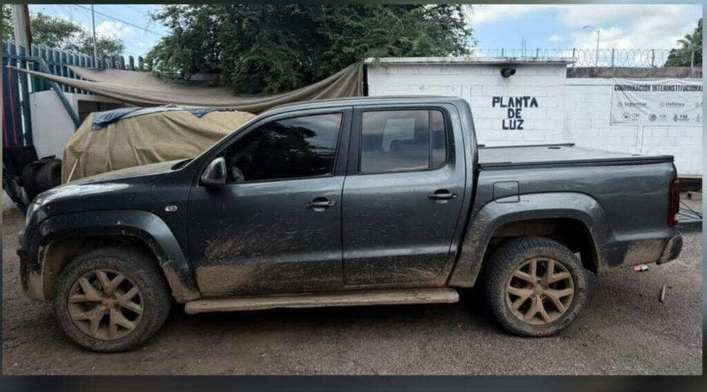 En una camioneta blindada, con armamento y equipo táctico detienen a un extranjero y a otro civil en Imala de Culiacán