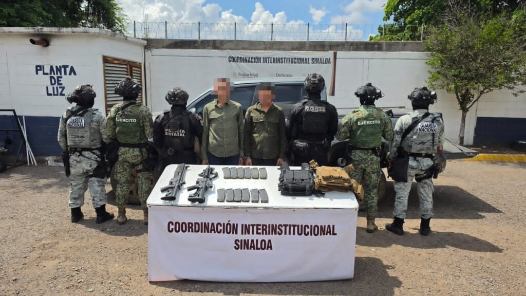 En una camioneta blindada, con armamento y equipo táctico detienen a un extranjero y a otro civil en Imala de Culiacán