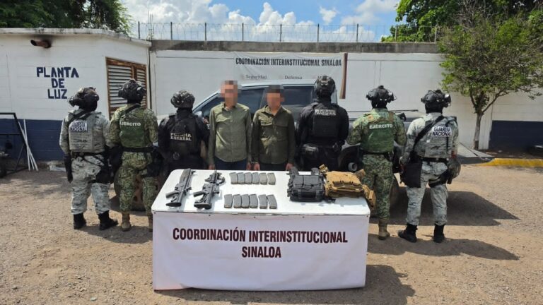 En una camioneta blindada, con armamento y equipo táctico detienen a un extranjero y a otro civil en Imala de Culiacán