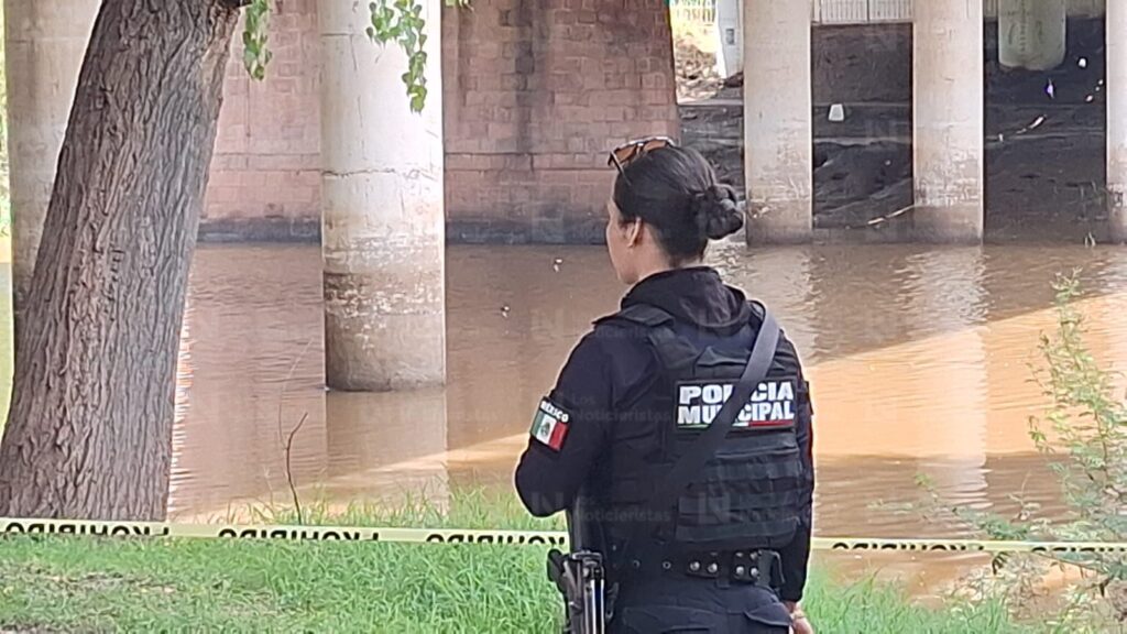 Hallan cadáver en descomposición cubierto con una colchoneta junto al río Tamazula, en el centro de Culiacán