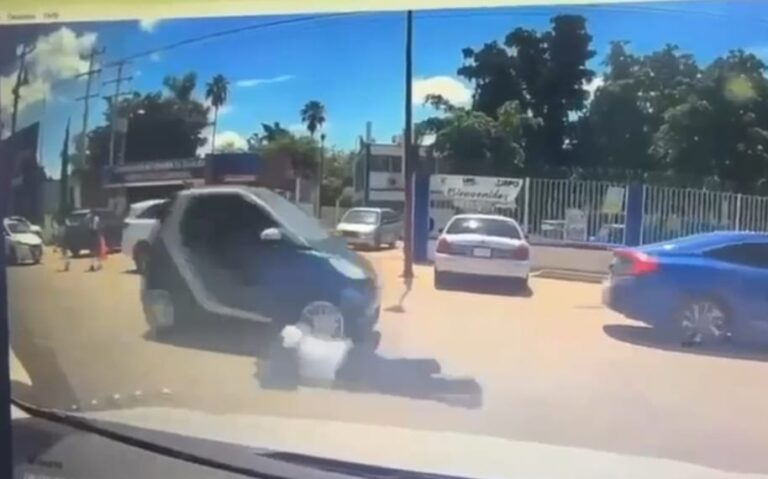 ¡Como si nada hubiera pasado! Estudiante es embestido por automóvil al salir de preparatoria en Guamúchil; ambos siguen su marcha