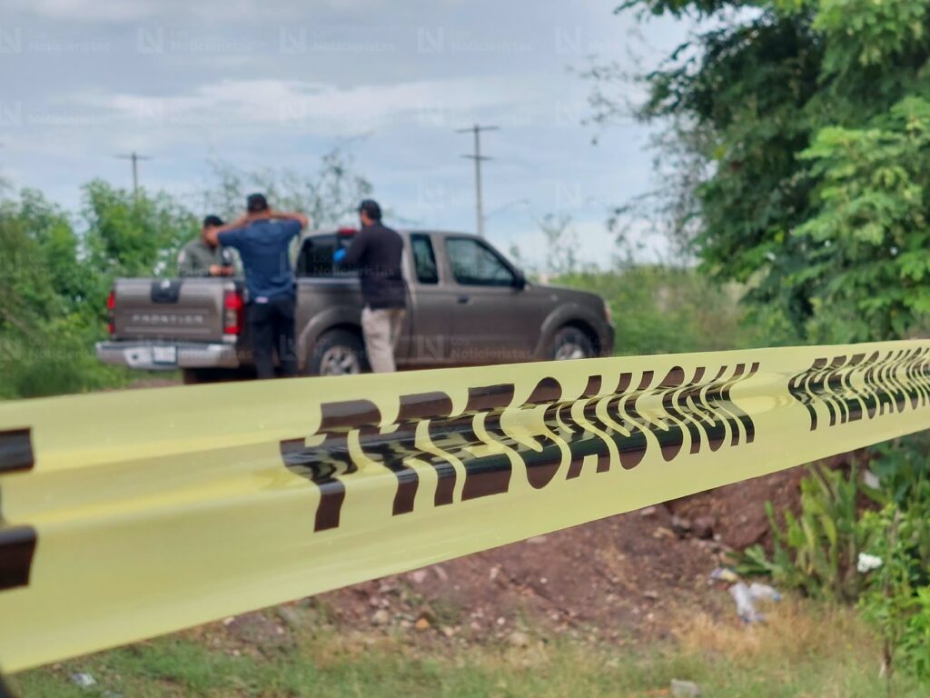 Localizan a hombre sin vida dentro de camioneta en la colonia Pedro Infante, en Guamúchil
