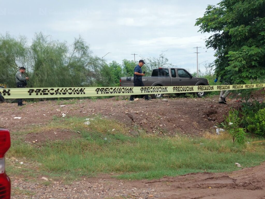 Localizan a hombre sin vida dentro de camioneta en la colonia Pedro Infante, en Guamúchil