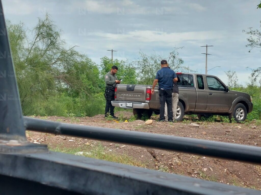 Localizan a hombre sin vida dentro de camioneta en la colonia Pedro Infante, en Guamúchil