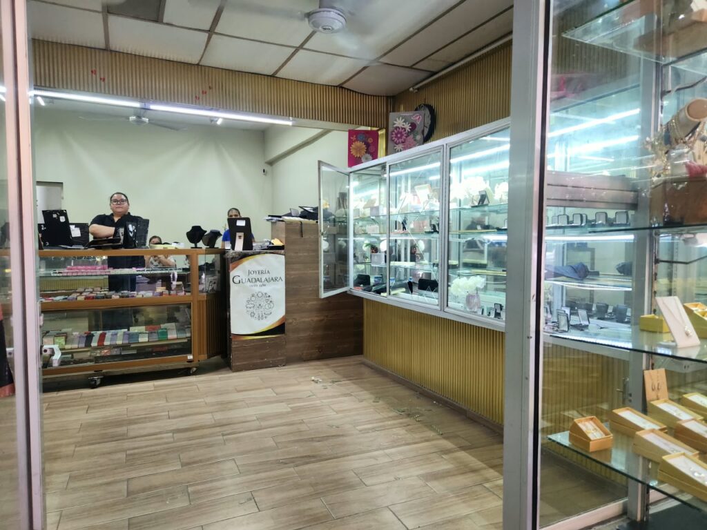Roban joyería de regidora priista Mónica López en Guasave; se llevan 95% de los artículos de valor