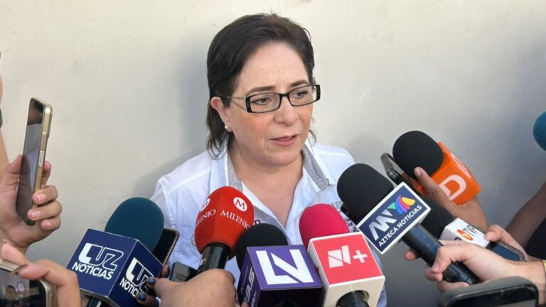Huracán ‘Simón’ se aleja de Sinaloa, pero podría dejar lluvias en el centro y norte del estado: Protección Civil Nacional Huracán ‘Simón’ se aleja de Sinaloa, pero podría dejar lluvias en el centro y norte del estado: Protección Civil Nacional